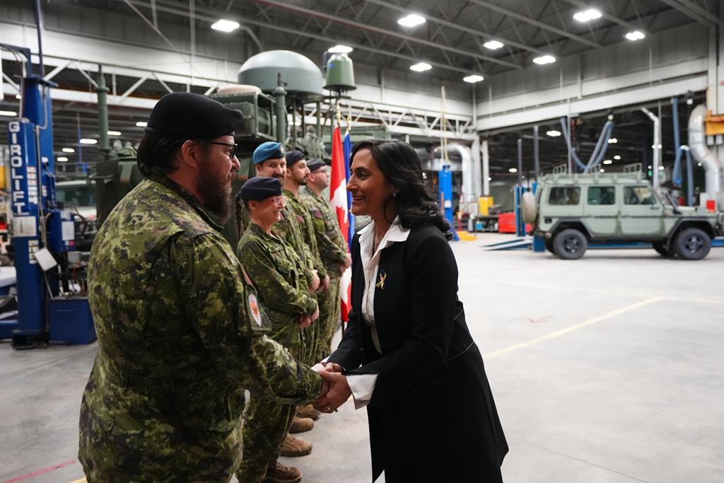Le Canada accélérera l'achat d'armes pour les troupes canadiennes en Europe