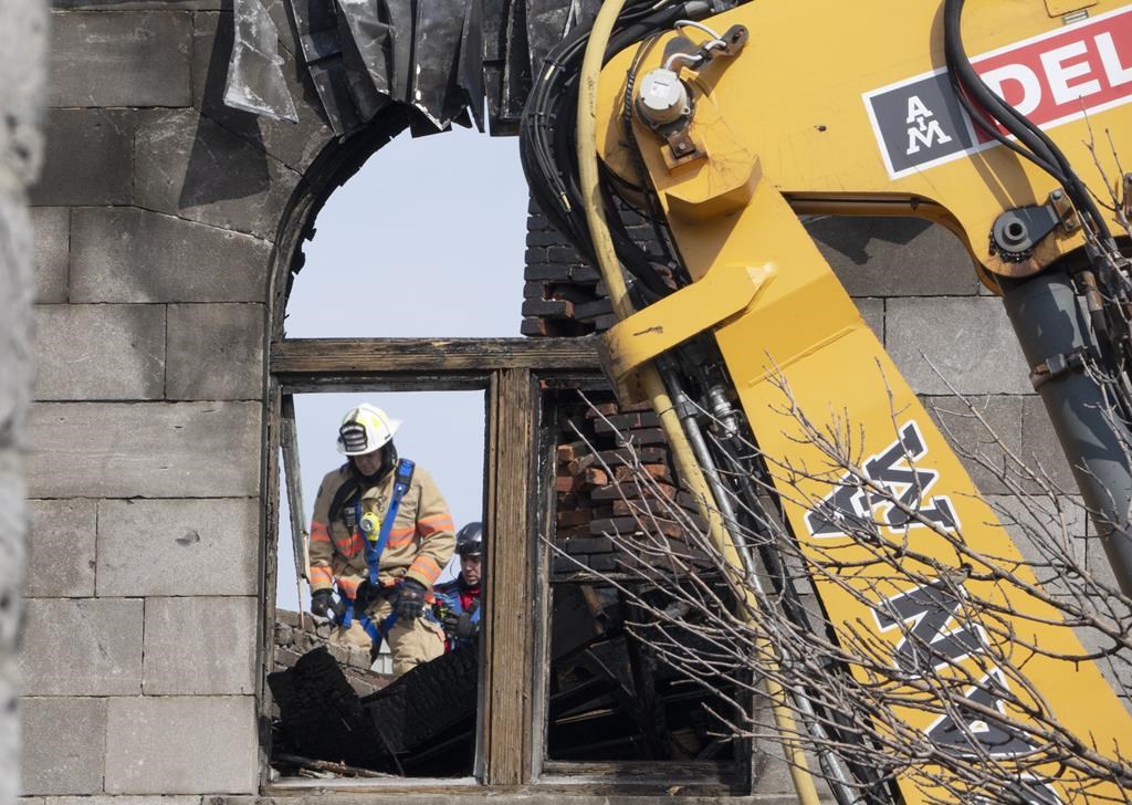 Les équipes s'adaptent pour retrouver les victimes de l'incendie au Vieux-Montréal