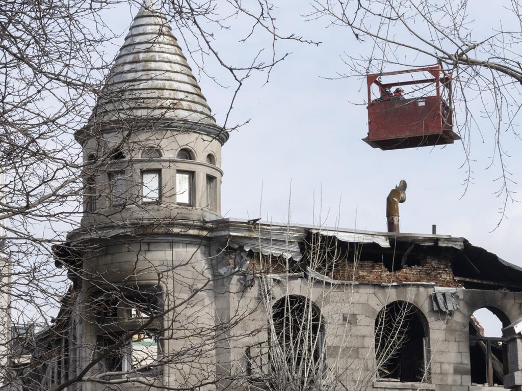 Une deuxième grue est amenée en renfort à l'immeuble incendié de la Place D'Youville