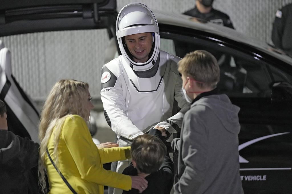 Une capsule Dragon de SpaceX transporte quatre hommes vers la station spatiale