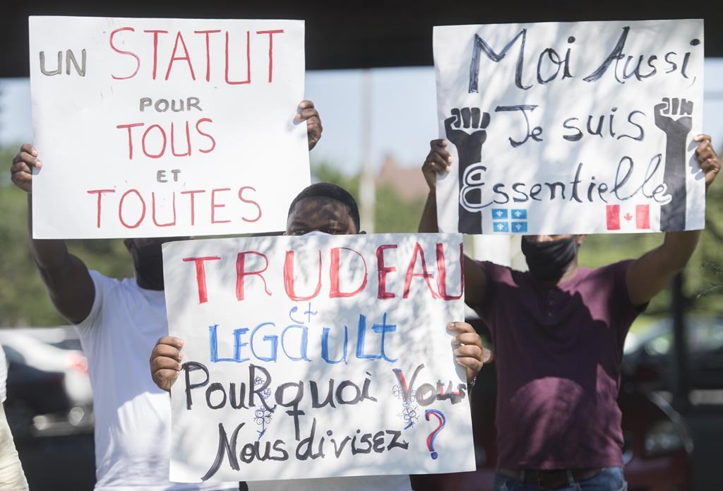 Des sans-papiers passent une nuit devant les bureaux du fédéral à Montréal