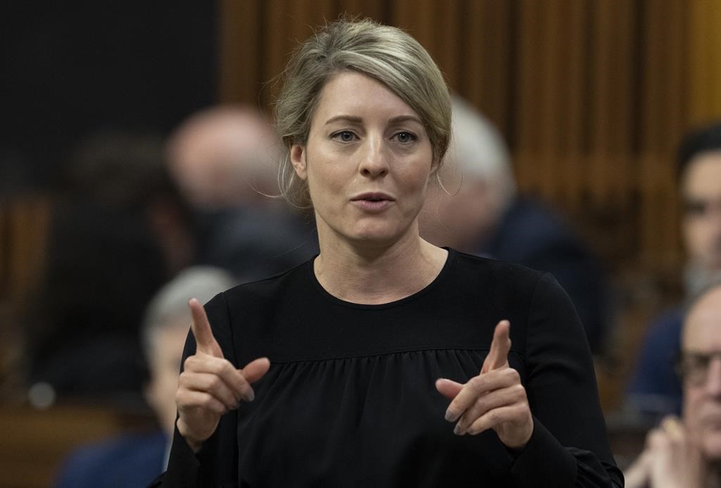Joly dit qu'elle a pressé Pékin d'inclure l'Ukraine dans des pourparlers avec Moscou