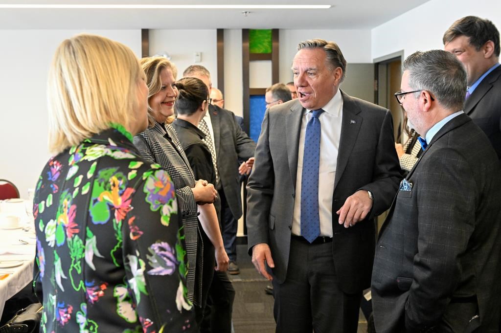 Ambulanciers: François Legault est ouvert à des primes