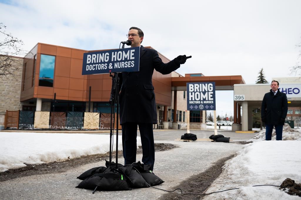 Poilievre veut créer un examen pour permettre aux médecins étrangers de travailler