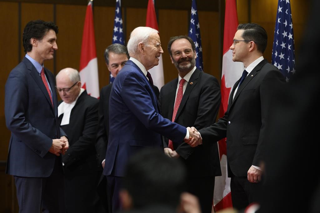 Poilievre demande à Biden que les Canadiens non vaccinés puissent passer la frontière