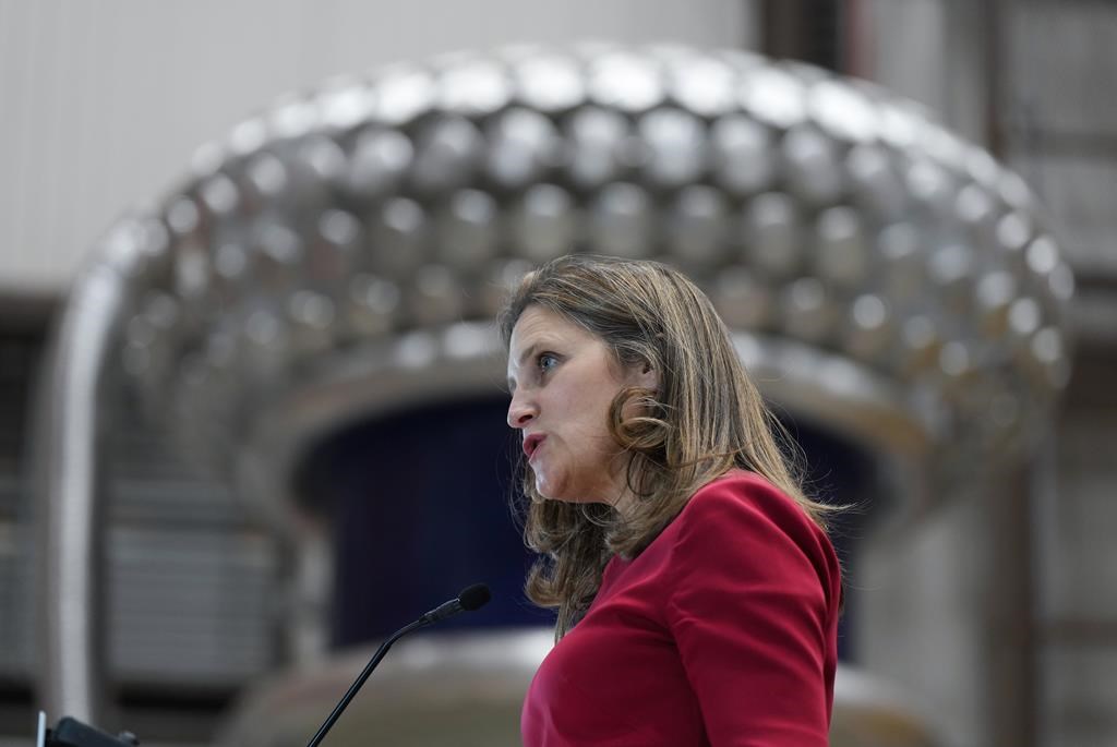 Face aux critiques, Freeland dit qu'il n'y a pas de coupes dans l'aide internationale