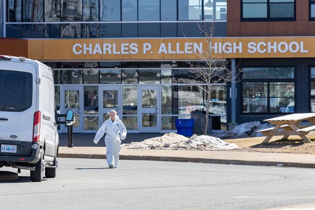 L'école secondaire de la banlieue de Halifax rouvre après les agressions de lundi