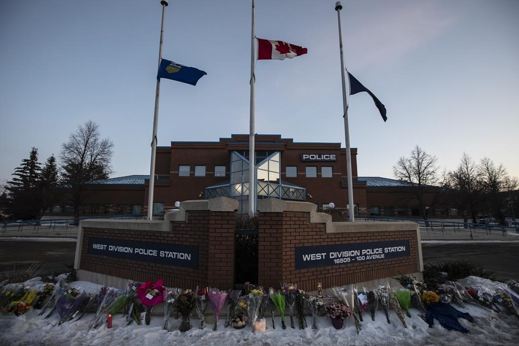 Smith annonce que les familles des policiers abattus recevront chacune 100 000 $