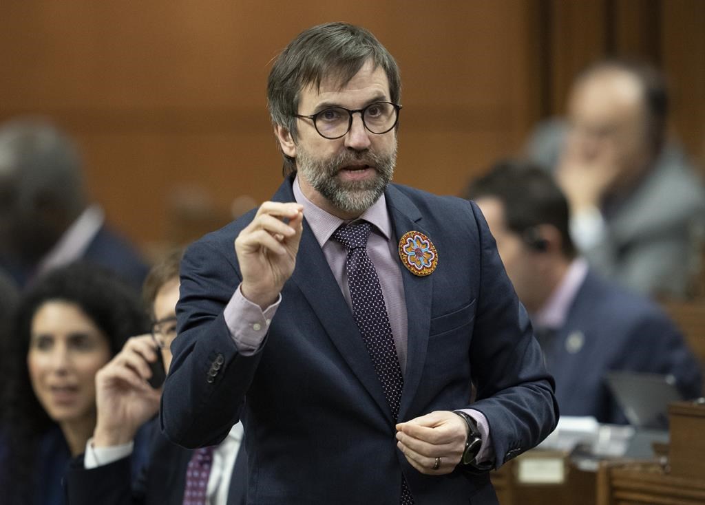 Steven Guilbeault déplore le long silence de l'Alberta autour de rejets toxiques