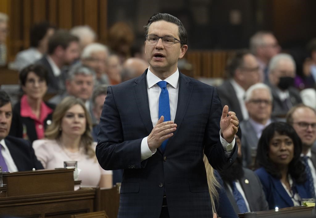 Nadeau-Dubois ne fermerait pas la porte à rencontrer Poilievre