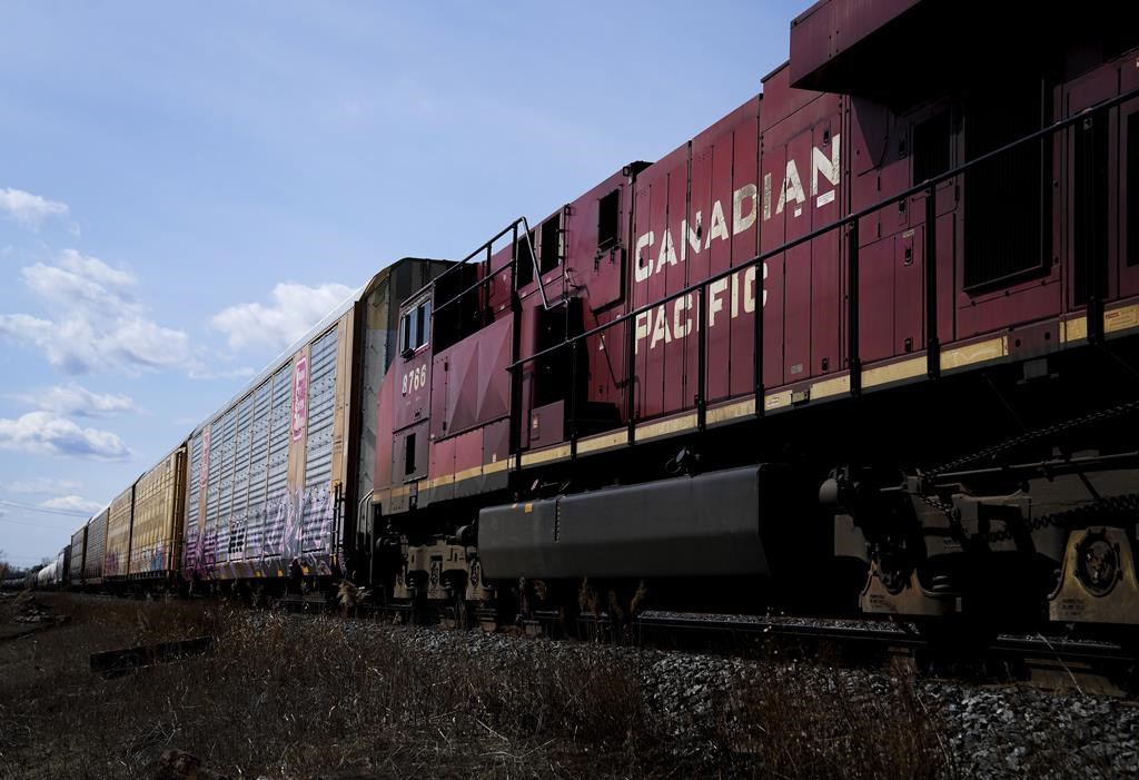 Un train de marchandises déraille dans une zone rurale du Maine