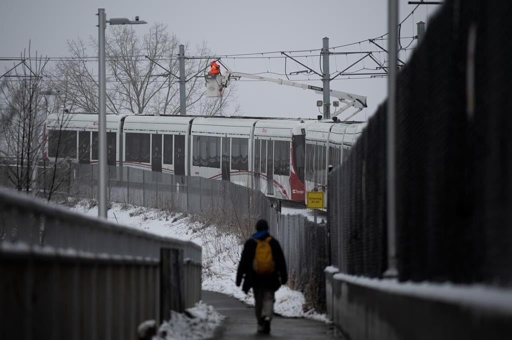 Le train léger sur rail d'Ottawa à l'arrêt pour une période indéterminée