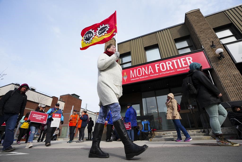 Le piquetage des fonctionnaires fédéraux s'intensifiera au jour 6 de la grève