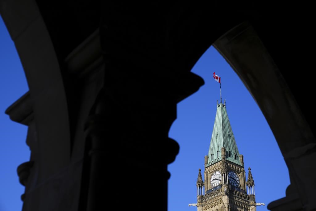 Des corps policiers autochtones poursuivent Ottawa pour «sous-financement délibéré»