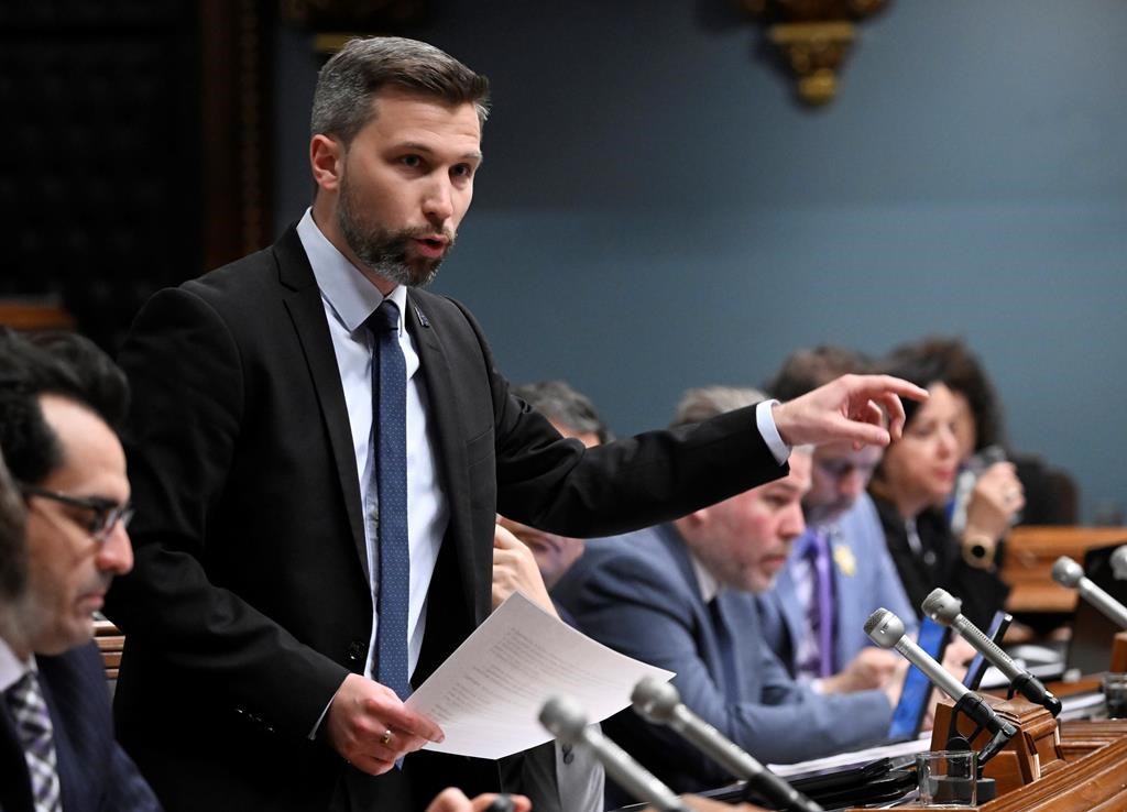 Télé-Québec: Gabriel Nadeau-Dubois se défend de participer à des conférences