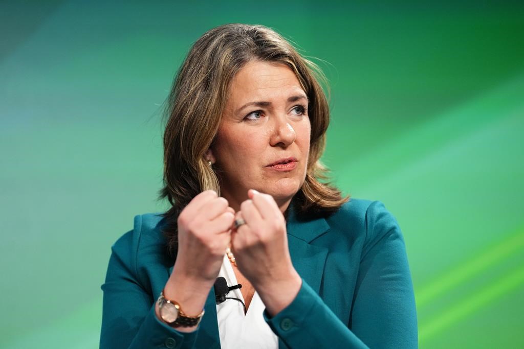 Danielle Smith donne une nouvelle version d'une conversation avec un pasteur