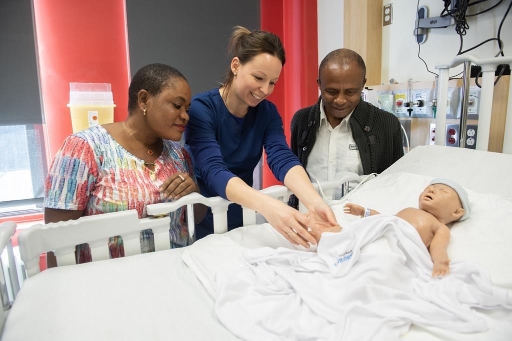 Déraciner sa famille pour soigner des Québécois à 9000 kilomètres de chez soi