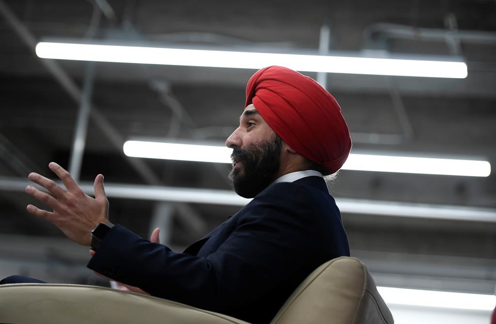 L'ex-ministre de l'Industrie Navdeep Bains est nommé chez Rogers Communications