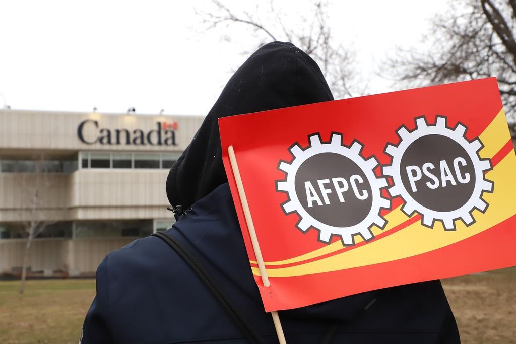 Des Canadiens réclament un délai pour produire leurs impôts en raison de la grève