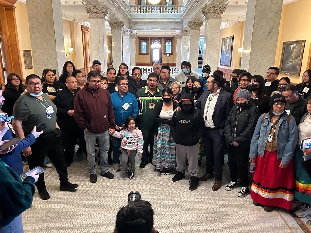 Des Autochtones du nord de l'Ontario intentent une poursuite contre les gouvernements