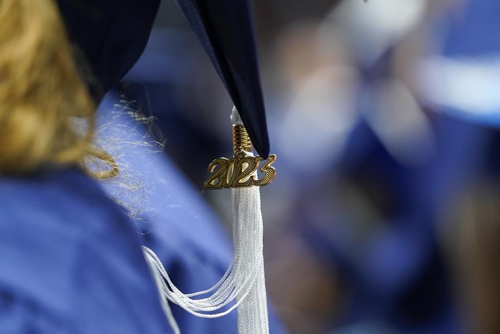 Les diplômées universitaires plus nombreuses, les doctorants plus souvent des hommes