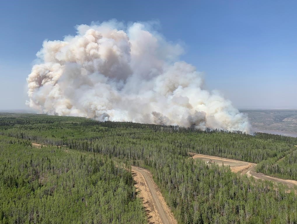 Incendies: la situation demeure préoccupante en Alberta, moins en Saskatchewan