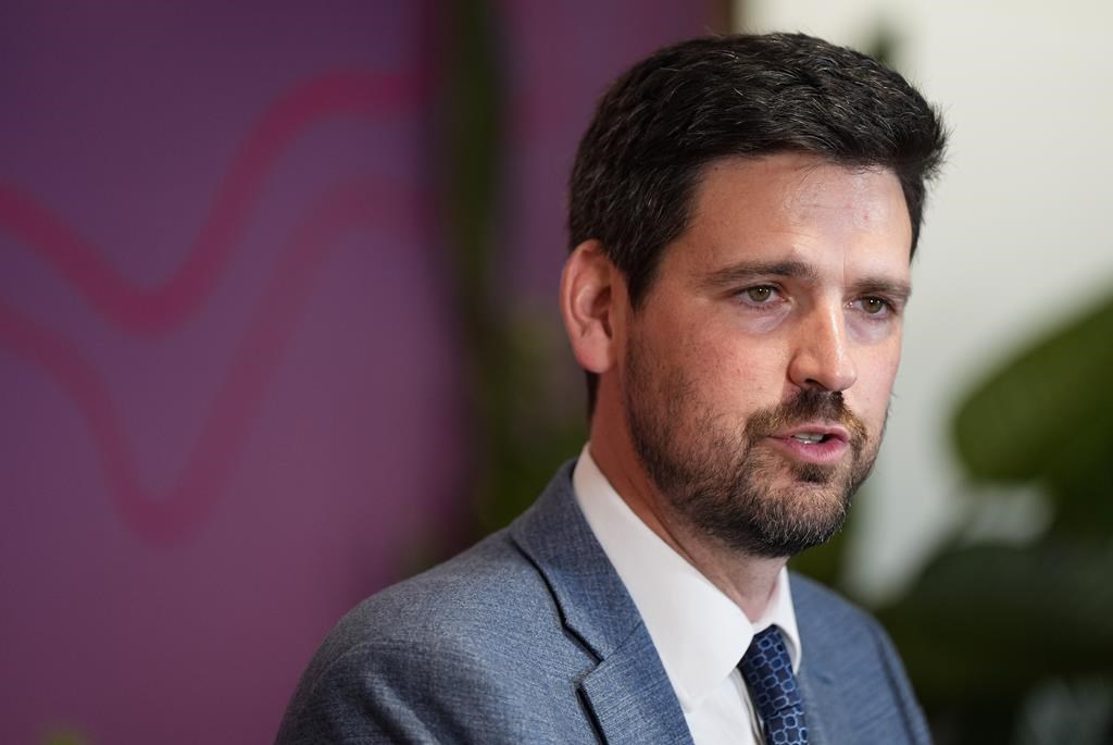 Un nouveau système de réunification familiale «plus rapide», dit le ministre Fraser