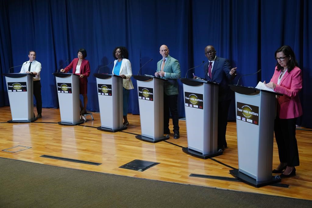 Les principaux candidats à la mairie de Toronto croisent le fer sur les logements