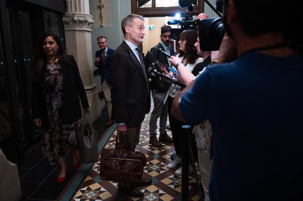 Le ministre Seamus O'Regan rejette une résolution des militants sur la désinformation