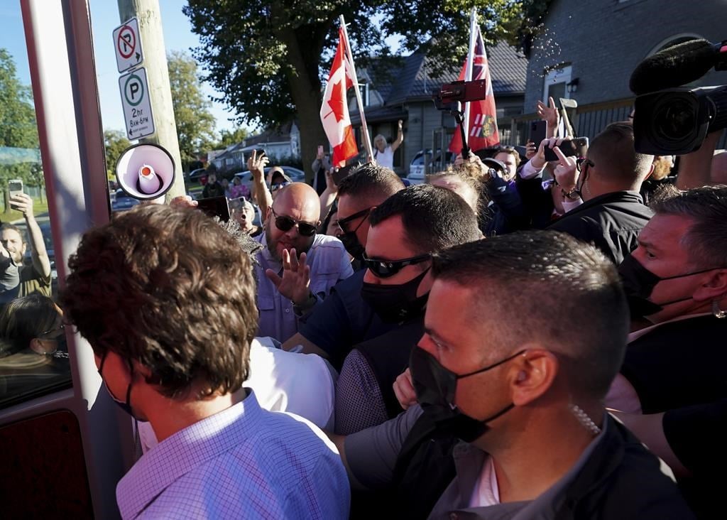 L'individu qui a lancé du gravier sur Trudeau recevra sa peine