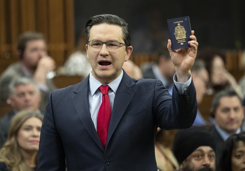 Poilievre promet qu'il ramènerait un passeport contenant des références historiques