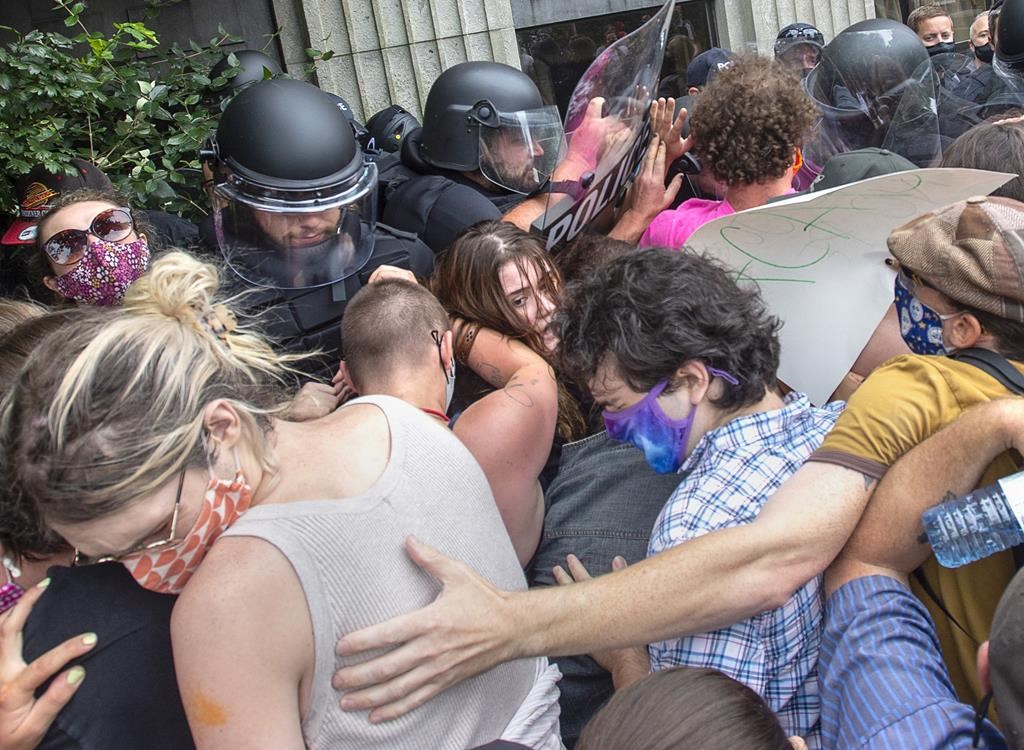 Une femme accusée de voies de fait contre un policier soutient qu'il l'avait frappée