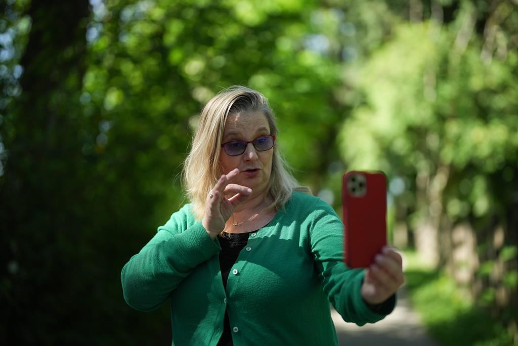 Les communautés malentendantes et malvoyantes veulent des forfaits mobiles adaptés