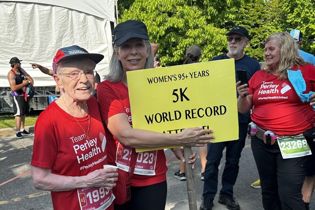Une coureuse d'Ottawa de 96 ans brise un record mondial à l'épreuve du 5 kilomètres