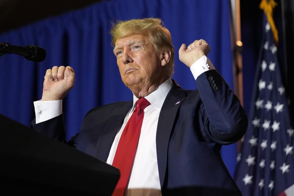 Après avoir été jugé responsable d'agression sexuelle, Trump rencontre les électeurs