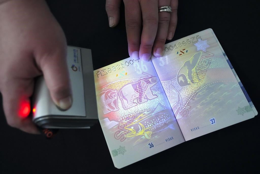 Les conservateurs lancent une pétition sur le nouveau passeport