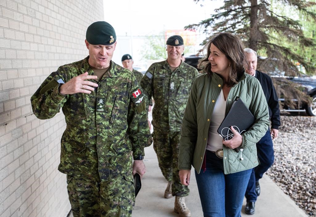 L'armée est en route vers l'Alberta pour aider à combattre les flammes