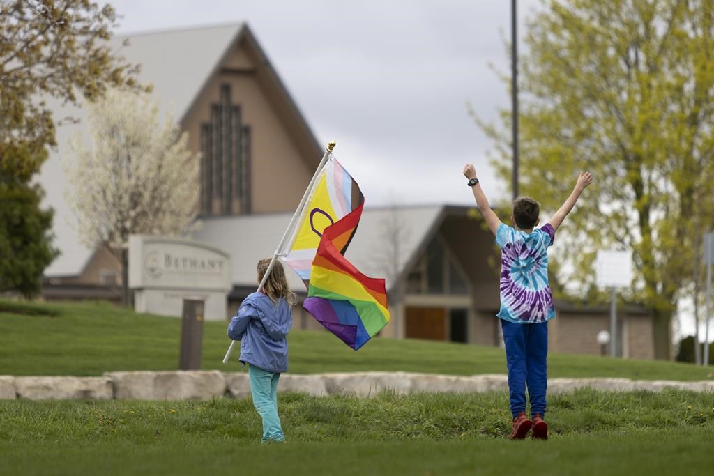 Une municipalité de l'Ontario interdit les drapeaux LGBTQ sur les terrains publics