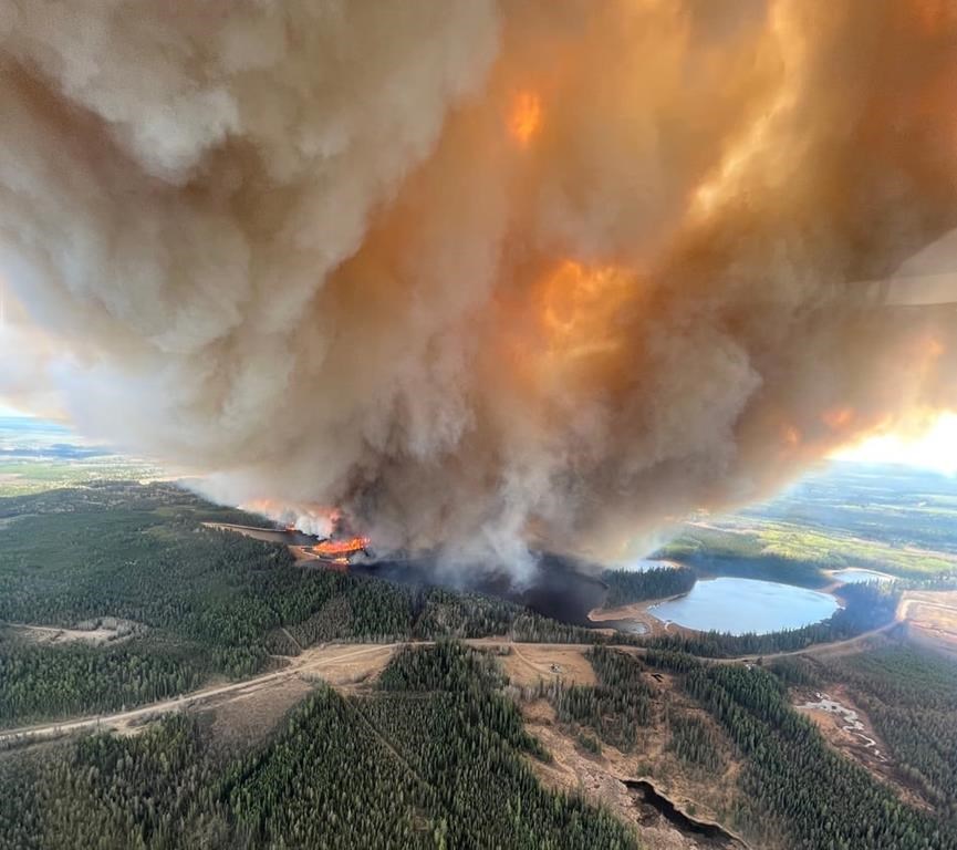 Plus de 24 000 Albertains forcés de quitter leur maison à cause des feux de forêt