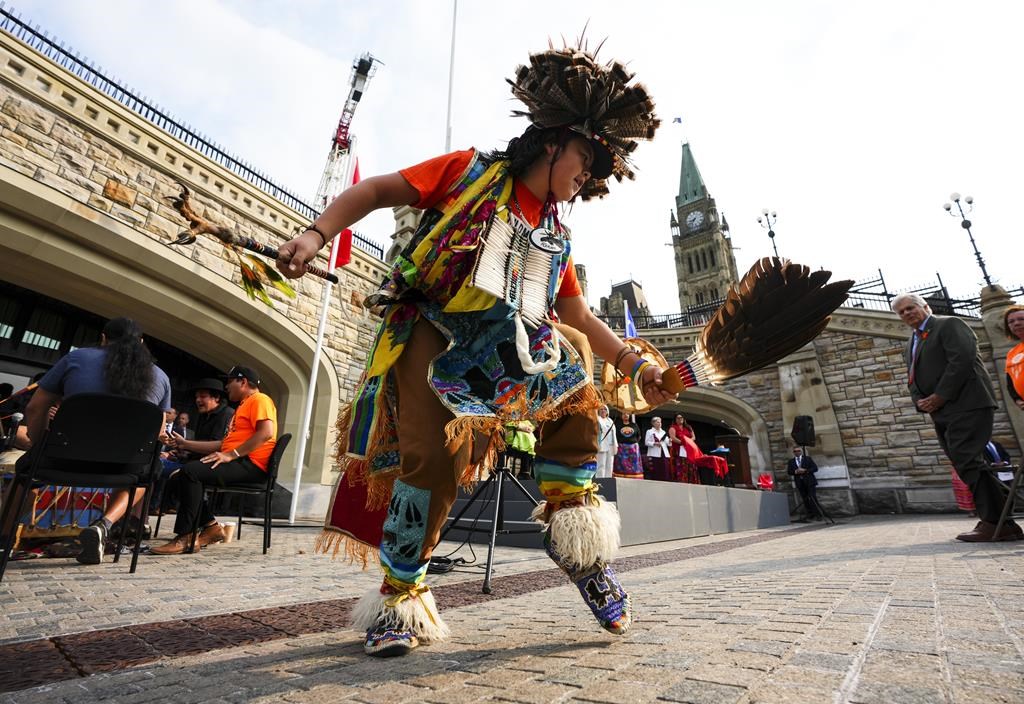Trudeau hisse à Ottawa le «drapeau des survivants» des pensionnats pour Autochtones