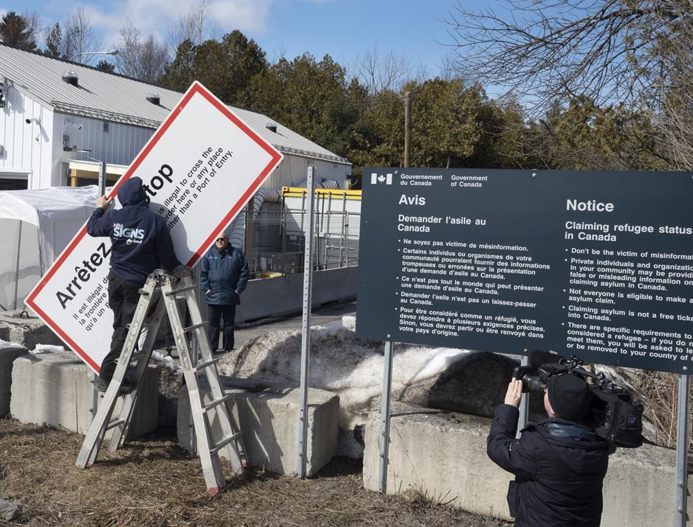 Des dizaines de personnes marchent de Montréal jusqu'au chemin Roxham