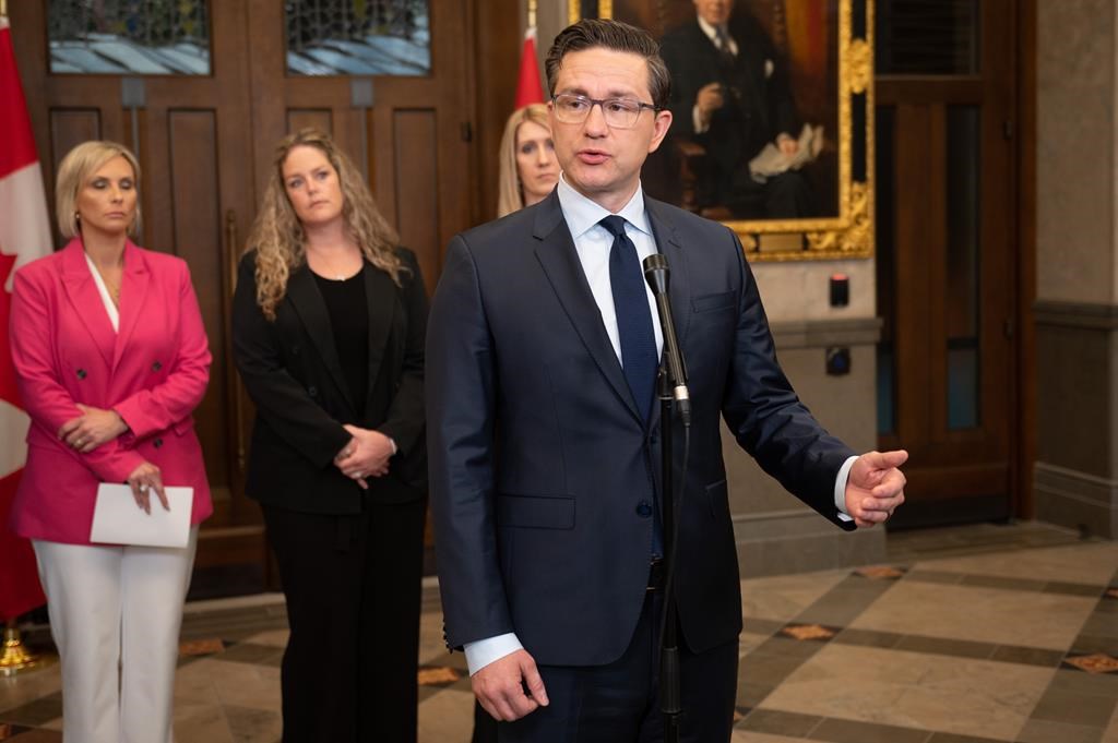 Paul Bernardo doit être renvoyé dans une prison à sécurité maximale, selon Poilievre