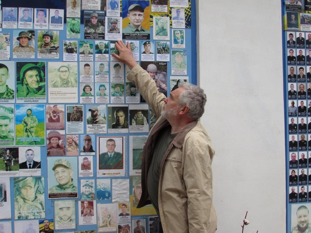 Le mur de la mémoire de l'Ukraine met l'accent sur un pays en guerre