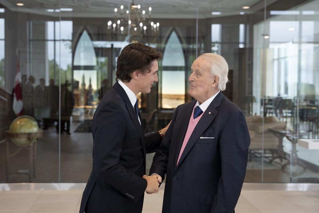 Brian Mulroney fait l'éloge de Justin Trudeau, mais ne mentionne pas Pierre Poilievre