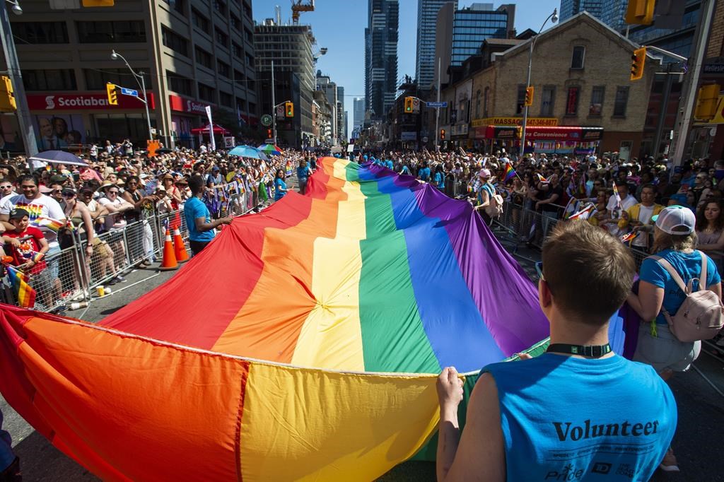 Une large foule est attendue à Toronto pour le plus grand défilé de la Fierté au pays