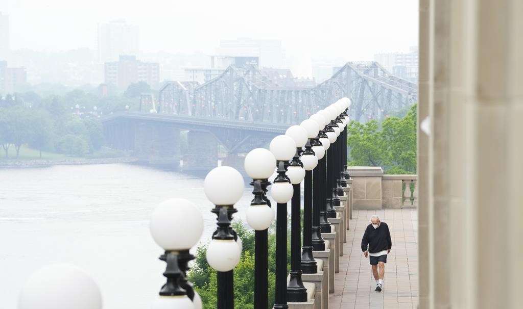 Le smog dû aux feux de forêt atteint plusieurs régions, dont Montréal, jeudi