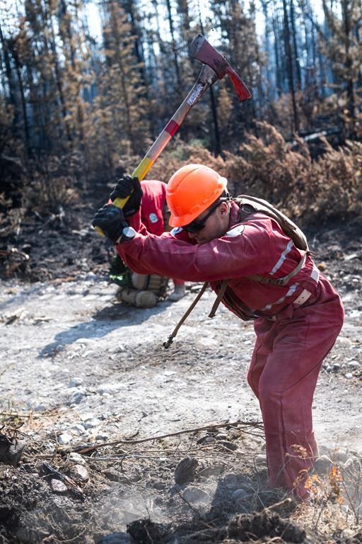 Un incendie cause la fermeture d'une route et des évacuations en Colombie-Britannique