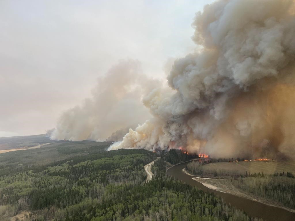 Un hélicoptère qui combattait les feux de forêt en Alberta s'est écrasé, selon le BST