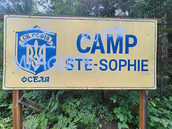 Le panneau d'un camp de vacances pour enfants ukrainiens à Chertsey est vandalisé