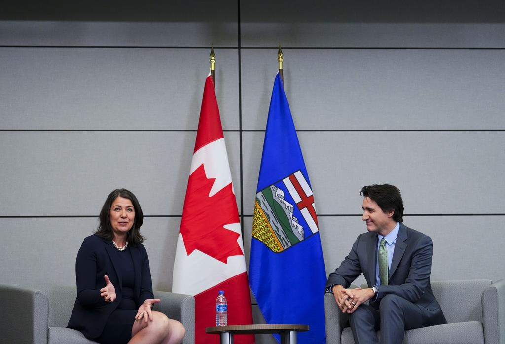 Calgary: rencontre des premiers ministres Smith et Trudeau vendredi après-midi